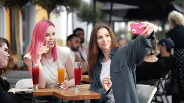 Egy Pozitív Fogyatékos Szelfi Fotót Készít Okostelefonon Barátaival Miközben Kint — Stock videók