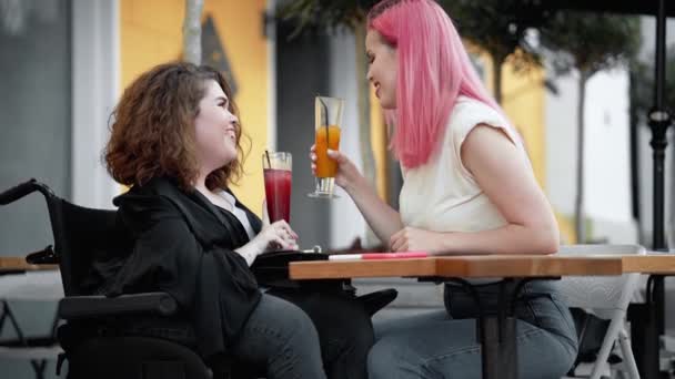 Uma Mulher Deficiente Feliz Está Bebendo Coquetéis Com Sua Amiga — Vídeo de Stock