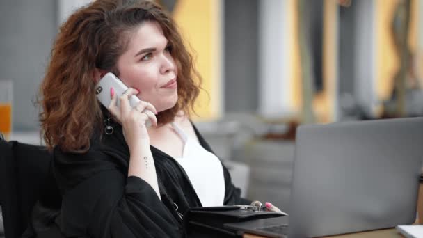 Uma Mulher Deficiente Feliz Rindo Está Usando Seu Laptop Enquanto — Vídeo de Stock