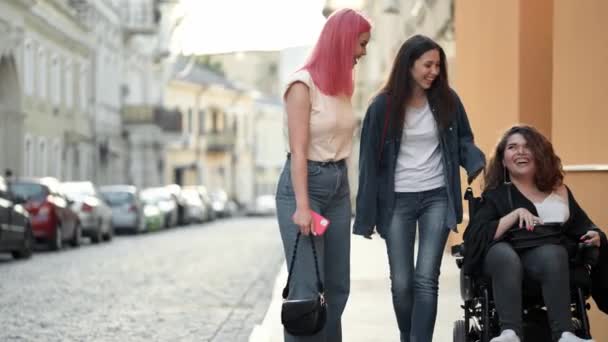 Uma Mulher Deficiente Feliz Está Sentada Cadeira Rodas Enquanto Passa — Vídeo de Stock