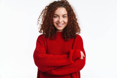 Neşeli kızıl kıvırcık saçlı, gülümseyen ve beyaz arka planda izole edilmiş kameraya bakan kız.