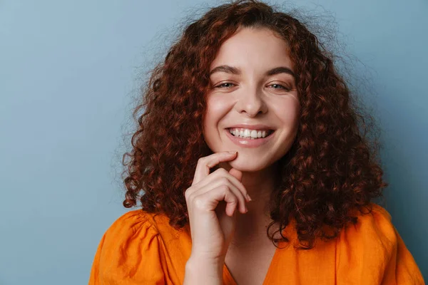 Feliz Pelirroja Rizado Chica Sonriendo Mirando Cámara Aislada Sobre Fondo —  Fotos de Stock