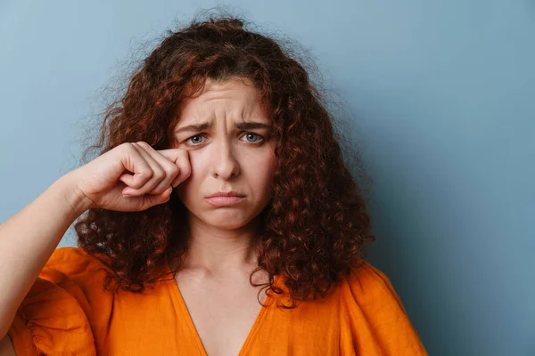 Menina Ruiva Encaracolado Infeliz Chorando Olhando Para Câmera Isolada Sobre — Fotografia de Stock