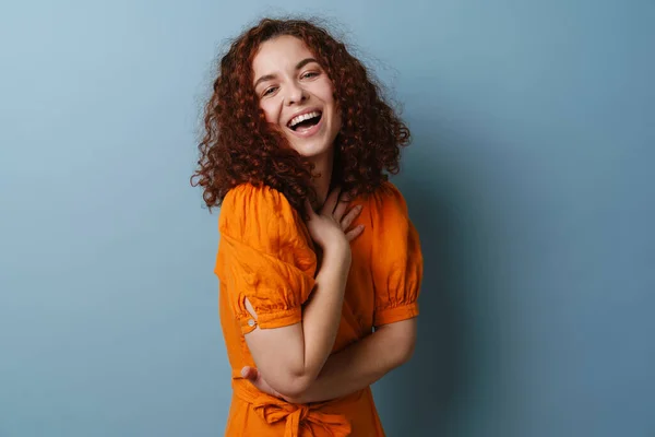 Menina Encaracolado Ruiva Alegre Rindo Olhando Para Câmera Isolada Sobre — Fotografia de Stock