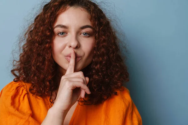 Tevreden Roodharige Krullend Meisje Tonen Stilte Gebaar Geïsoleerd Blauwe Achtergrond — Stockfoto