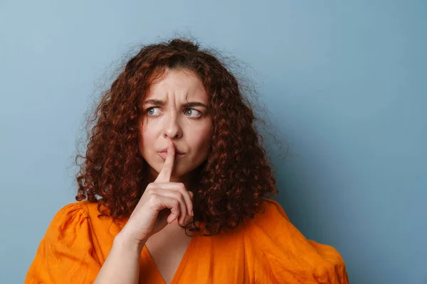 Ontevreden Gember Jonge Vrouw Tonen Stilte Gebaar Geïsoleerd Blauwe Achtergrond — Stockfoto