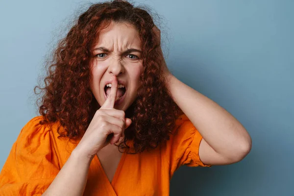 Woedende Gember Vrouw Schreeuwen Terwijl Het Tonen Van Stilte Gebaar — Stockfoto