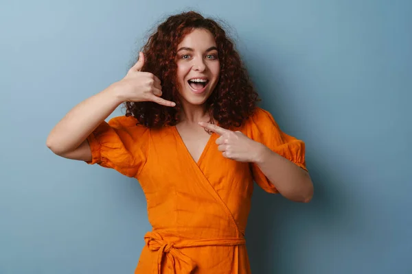 Joyful Ruiva Encaracolado Menina Apontando Dedo Enquanto Mostra Gesto Aparelho — Fotografia de Stock