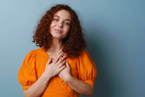 Menina Encaracolado Ruiva Feliz Posando Com Mãos Seu Peito Isolado — Fotografia de Stock