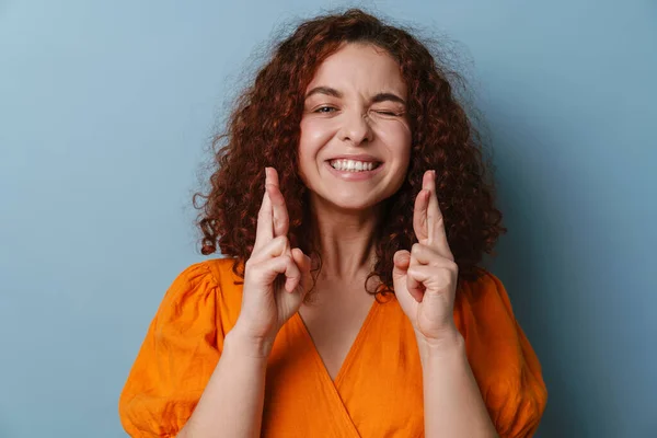 Sorrindo Menina Ruiva Piscando Enquanto Segurando Dedos Cruzados Para Boa — Fotografia de Stock