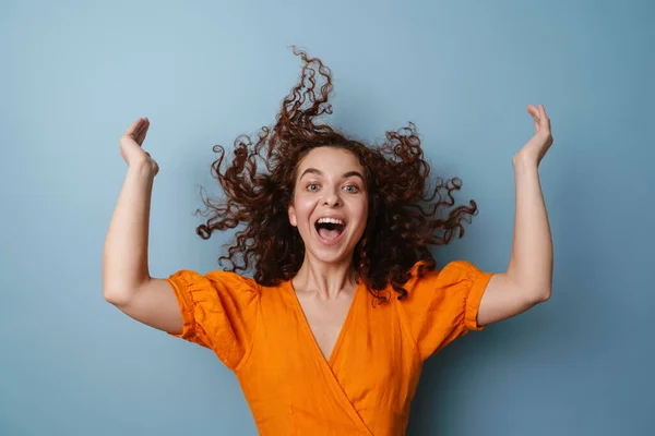 Ενθουσιασμένη Κοκκινομάλλα Νεαρή Γυναίκα Κάνει Πλάκα Μαλλιά Της Απομονωμένα Μπλε — Φωτογραφία Αρχείου