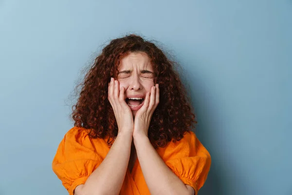 Mujer Pelirroja Asustada Gritando Tocando Cara Aislada Sobre Fondo Azul — Foto de Stock