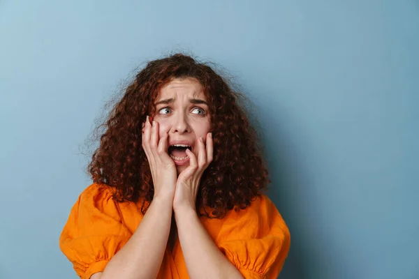 Mulher Ruiva Assustada Gritando Tocando Seu Rosto Isolado Sobre Fundo — Fotografia de Stock