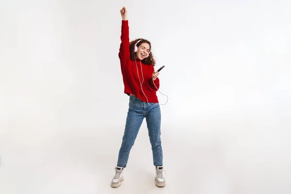 Chica Alegre Bailando Mientras Escucha Música Con Teléfono Celular Auriculares —  Fotos de Stock