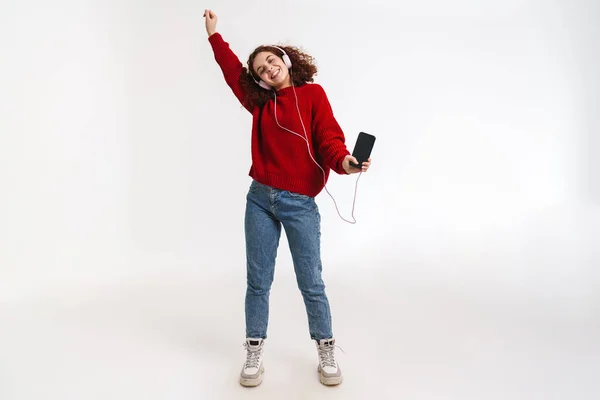 Chica Alegre Bailando Mientras Escucha Música Con Teléfono Celular Auriculares —  Fotos de Stock