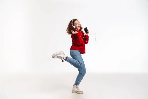 Chica Alegre Bailando Mientras Escucha Música Con Teléfono Celular Auriculares —  Fotos de Stock