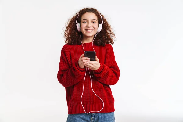 Radosna Ruda Dziewczyna Słuchanie Muzyki Telefonu Komórkowego Słuchawki Izolowane Białym — Zdjęcie stockowe