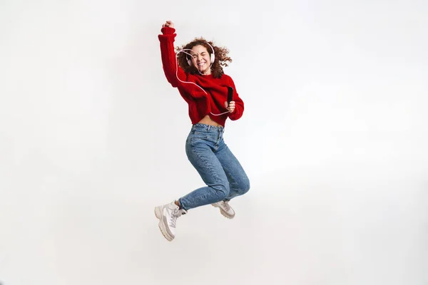 Chica Alegre Saltando Mientras Escucha Música Con Teléfono Celular Auriculares —  Fotos de Stock