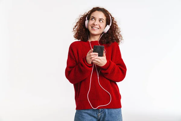 Glada Ingefära Flicka Lyssna Musik Med Mobiltelefon Och Hörlurar Isolerade — Stockfoto