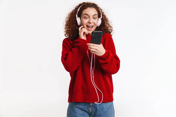 Podekscytowany Ruda Dziewczyna Słuchanie Muzyki Telefonu Komórkowego Słuchawki Izolowane Białym — Zdjęcie stockowe