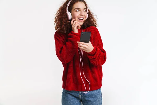 Menina Gengibre Animado Ouvir Música Com Celular Fones Ouvido Isolados — Fotografia de Stock