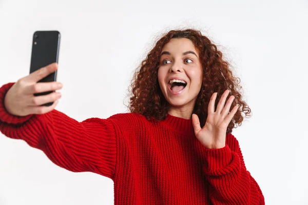 Emocionado Gengibre Menina Tomando Selfie Celular Acenando Mão Isolada Sobre — Fotografia de Stock