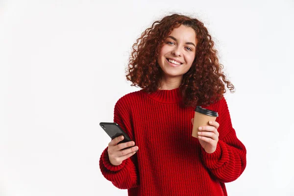 快乐的姜汁女孩 用手机和喝咖啡外卖分离的白色背景 — 图库照片