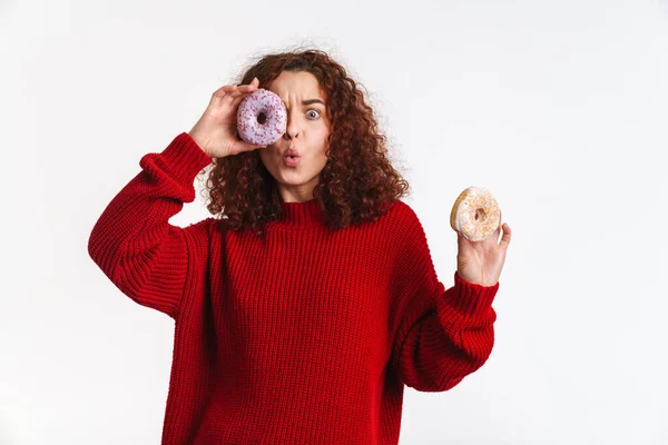 Scioccato Zenzero Giovane Donna Posa Con Ciambelle Isolato Sfondo Bianco — Foto Stock