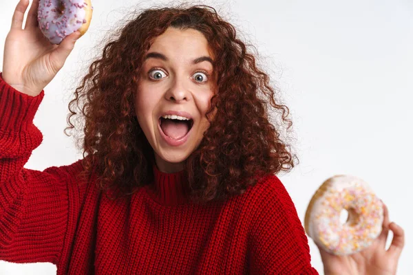 Возбужденная Рыжая Молодая Женщина Смеется Пончиками Изолированы Белом Фоне — стоковое фото