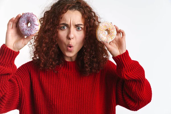 Schockierte Junge Frau Posiert Mit Donuts Vor Weißem Hintergrund — Stockfoto