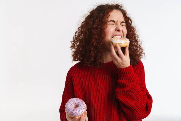 Aufgeregt Ingwer Junge Frau Grimassen Beim Essen Donuts Isoliert Über — Stockfoto