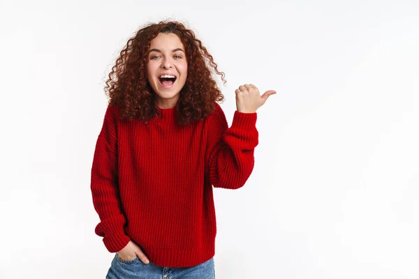 Radostný Zázvor Kudrnaté Dívka Smějící Ukazující Prstem Stranou Izolované Přes — Stock fotografie