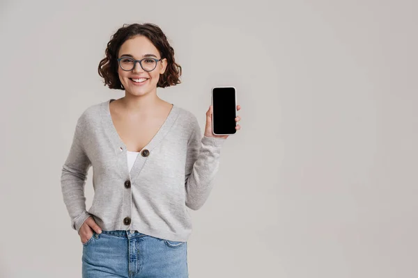 Щаслива Красива Молода Жінка Показує Порожній Екран Мобільного Телефону Ізольовано — стокове фото