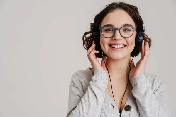 Lovely Χαρούμενη Νεαρή Γυναίκα Ακούγοντας Μουσική Ακουστικά Απομονώνονται Λευκό Φόντο — Φωτογραφία Αρχείου