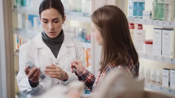 Uma Mulher Farmacêutica Profissional Séria Está Consultando Sobre Produto Médico — Vídeo de Stock