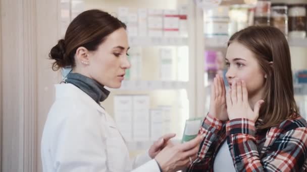 Professionell Farmaceut Förklarar Hur Man Använder Medicinsk Kräm Till Kund — Stockvideo