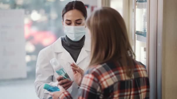 Självsäker Farmaceut Kvinna Bär Skyddande Medicinsk Mask Konsulterar Kund Medan — Stockvideo