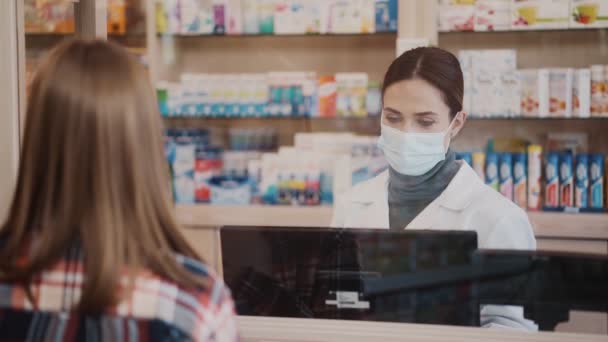 Une Pharmacienne Professionnelle Sérieuse Portant Masque Protection Sert Client Avec — Video
