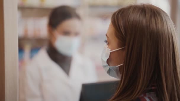 Une Pharmacienne Professionnelle Sérieuse Portant Masque Protection Sert Client Avec — Video