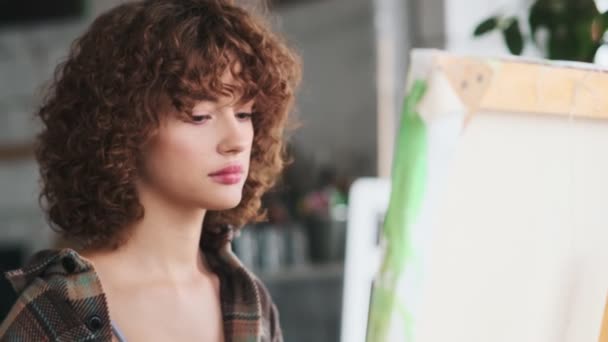 Uma Bela Artista Feminina Está Lado Cavalete Com Tela Pintando — Vídeo de Stock