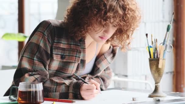 Una Vista Cerca Recortada Una Joven Artista Rizada Está Dibujando — Vídeo de stock