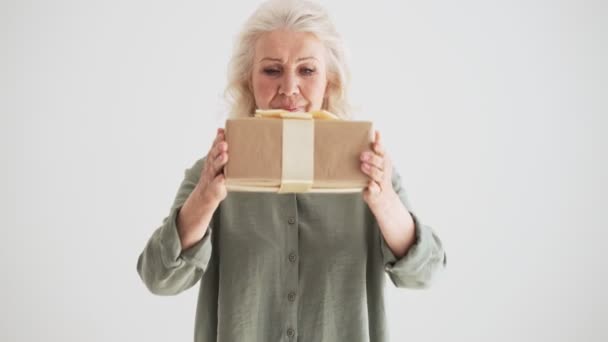 Una Mujer Mayor Positiva Está Dando Regalo Pie Aislado Sobre — Vídeos de Stock