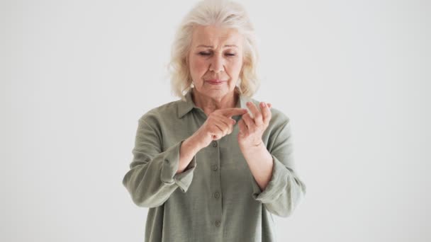 Una Anciana Seria Cuenta Con Dedos Aislados Sobre Una Pared — Vídeos de Stock