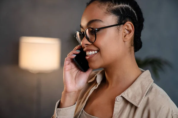 Fröhliche Afrikanisch Amerikanische Frau Telefoniert Und Lächelt Drinnen — Stockfoto