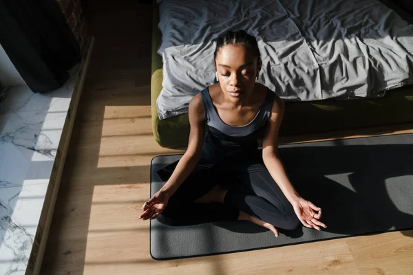 Lugn Afrikansk Amerikansk Flicka Hörlurar Meditera Medan Gör Yoga Praxis — Stockfoto