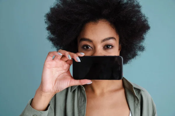 Радостная Африканская Американка Фотографирующая Мобильный Телефон Изолированная Синем Фоне — стоковое фото