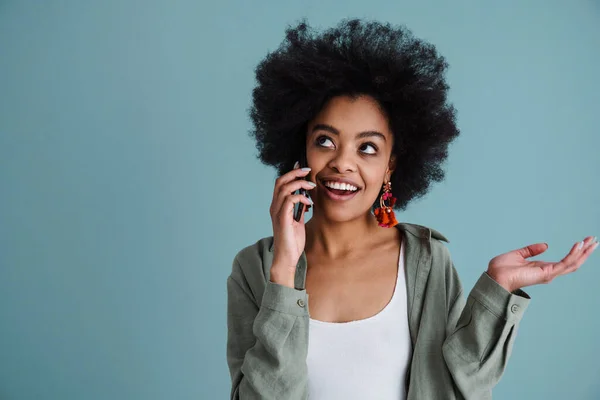 Счастливая Африканская Американская Девушка Держит Копирайс Разговаривая Мобильному Телефону Изолированы — стоковое фото