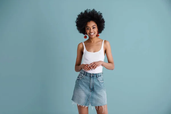 Boldog Afro Amerikai Lány Mosolyog Néz Kamera Elszigetelt Kék Háttér — Stock Fotó