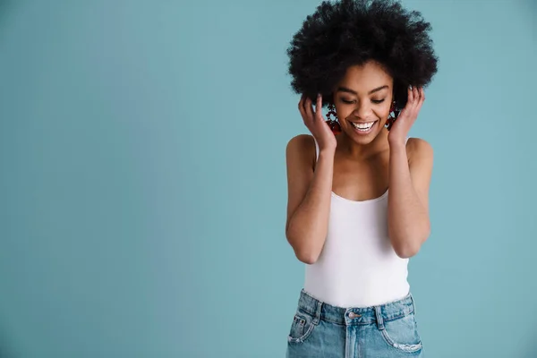 Boldog Afro Amerikai Lány Pózol Nevet Kamera Elszigetelt Kék Háttér — Stock Fotó