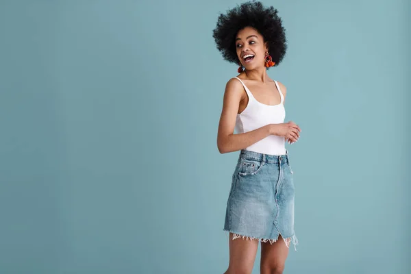 Boldog Afro Amerikai Lány Mosolyog Félrenéz Elszigetelt Kék Háttér — Stock Fotó
